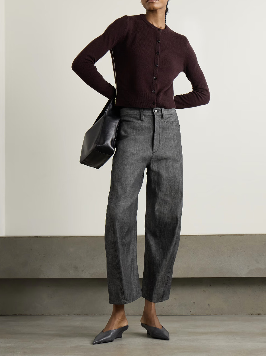 серые джинсы